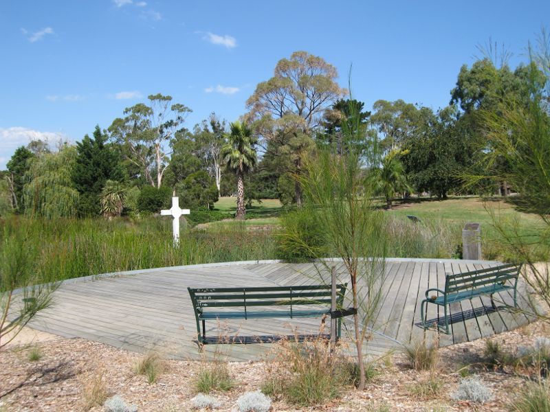 Hampton - G.L. Basterfield Park, Dane Road, Hampton East: Deck overlooking lake