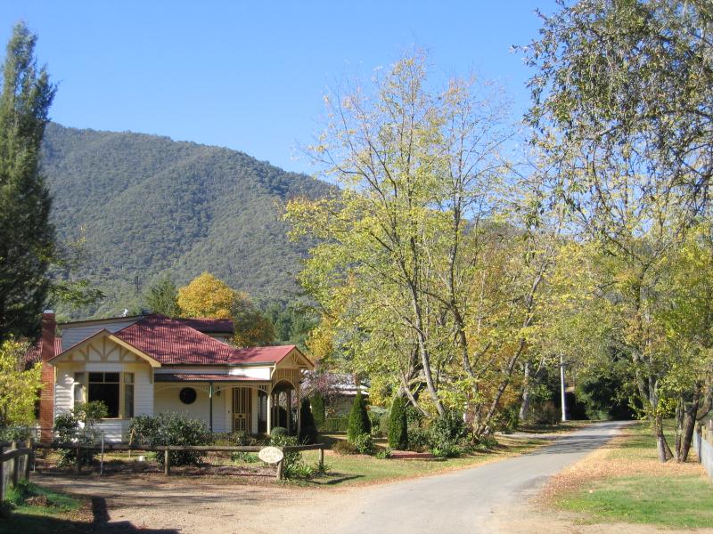 Harrietville - Shops and commercial centre, Great Alpine Road: View east along Hoskings La at Great Alpine Rd