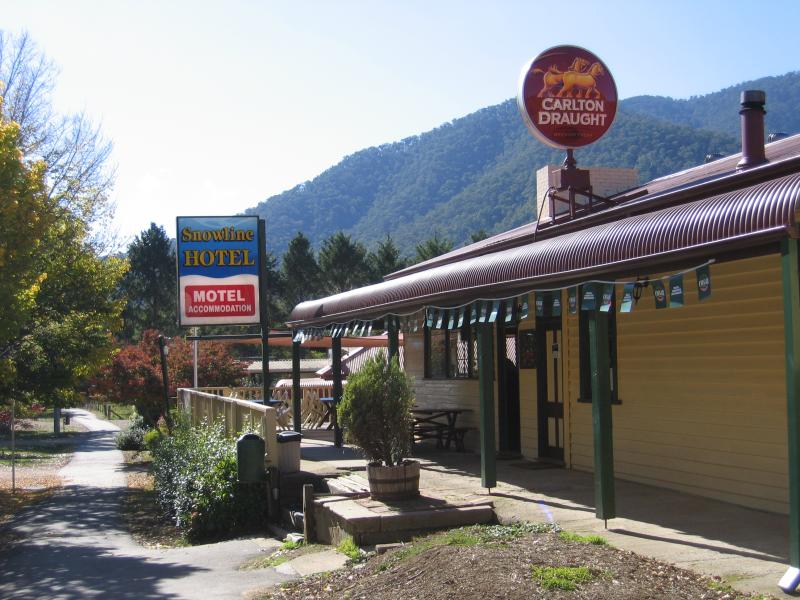 Harrietville - Shops and commercial centre, Great Alpine Road - Snowline Hotel