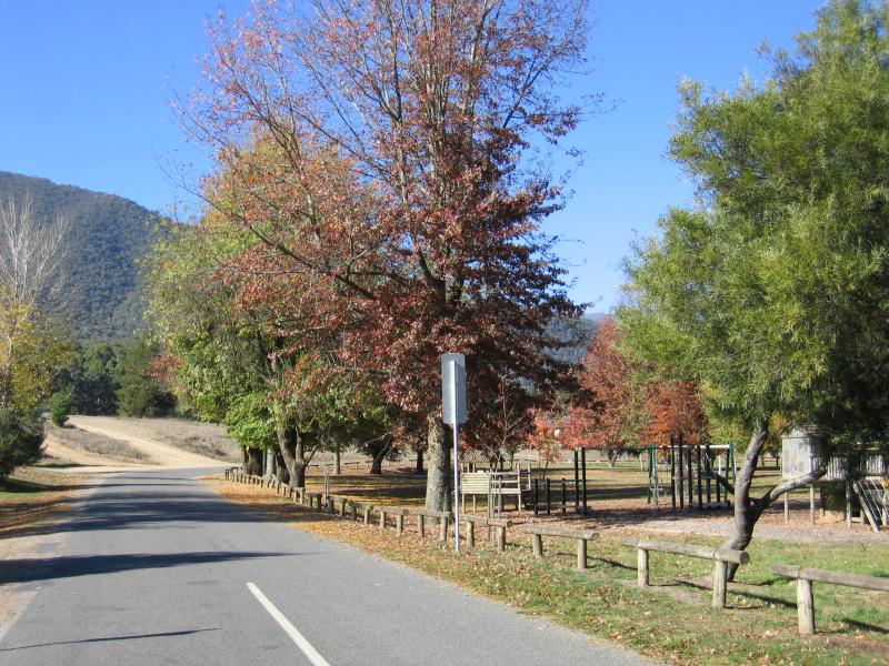 Harrietville - Tauare Park, Pioneer Park and Ovens River East Branch: View along Mount Feathertop Rd at Tauare Park