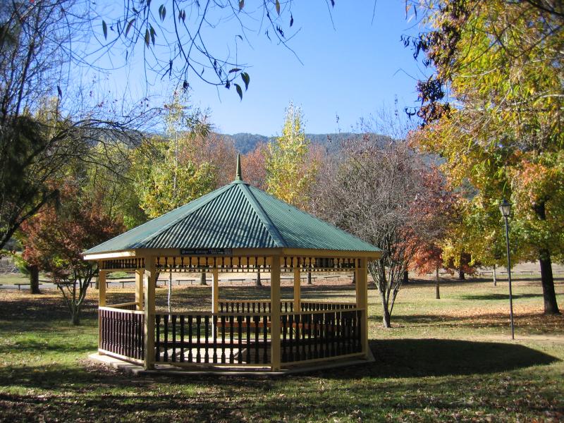 Harrietville - Tauare Park, Pioneer Park and Ovens River East Branch: Rotunda, Tauare Park