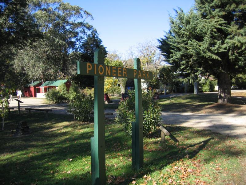 Harrietville - Tauare Park, Pioneer Park and Ovens River East Branch: Pioneer Park sign at Great Alpine Rd