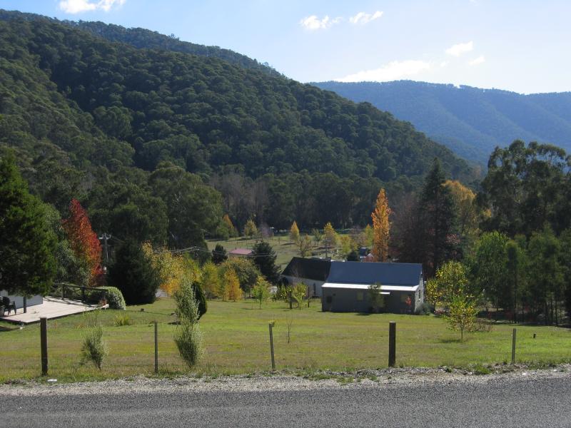 Harrietville - Southern outskirts of Harrietville: View north towards town centre from Great Alpine Rd east of Mill St