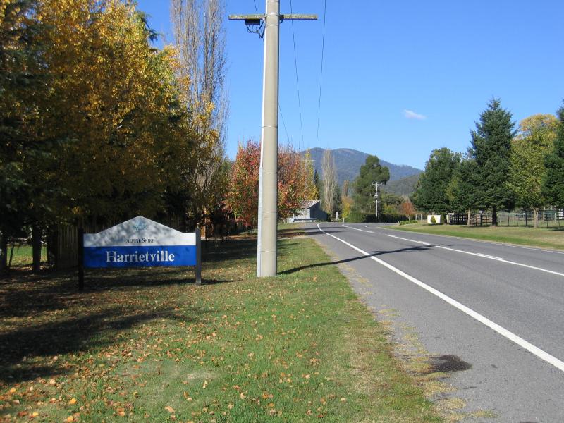 Harrietville - Northern outskirts of Harrietville: Harrietville town sign, Great Alpine Rd