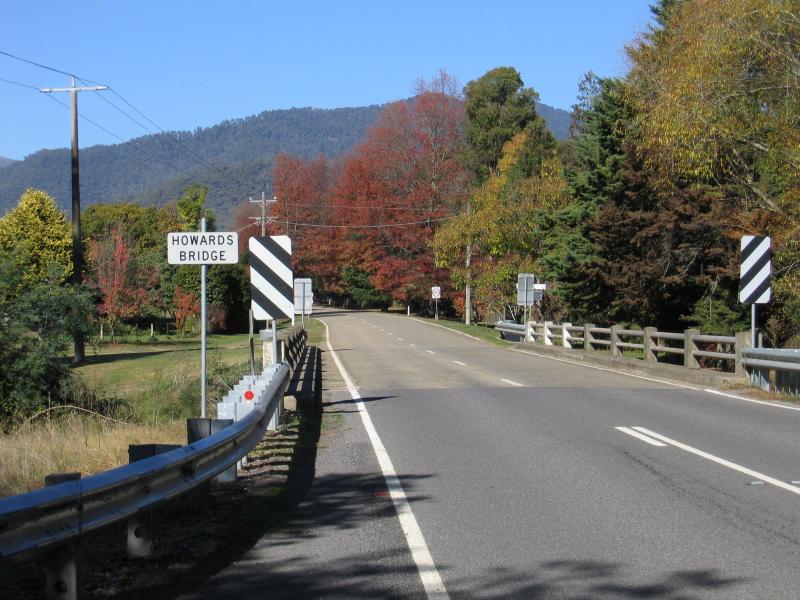 Harrietville - Northern outskirts of Harrietville: Howards Bridge at Ovens River, Great Alpine Rd