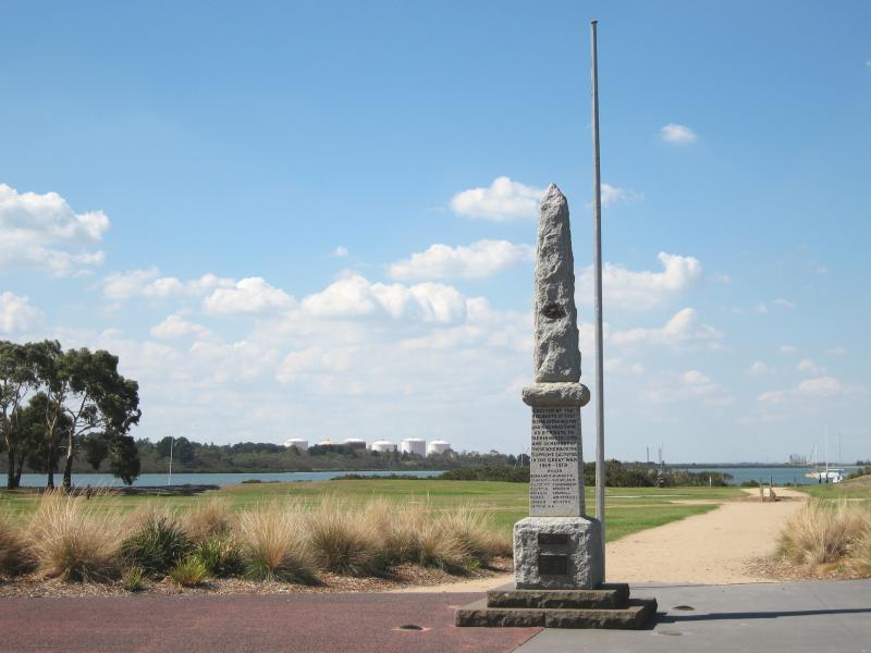 Hastings - Foreshore and Fred Smith Reserve, Marine Parade: War memorial, view towards bay from foreshore opposite High St