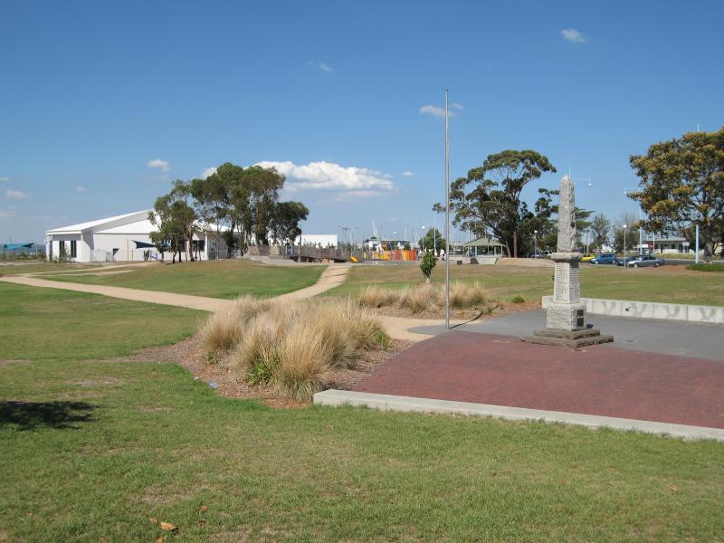 Hastings - Foreshore and Fred Smith Reserve, Marine Parade: View along foreshore towards War memorial and recreation centre