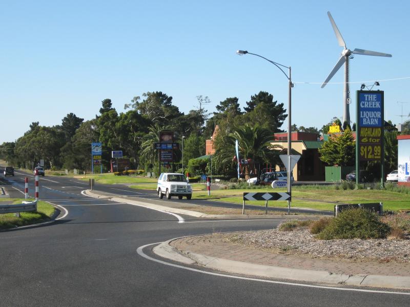 Hastings - Around town: View north along Frankston-Flinders Rd towards Kings Creek Hotel at Hodgins Rd