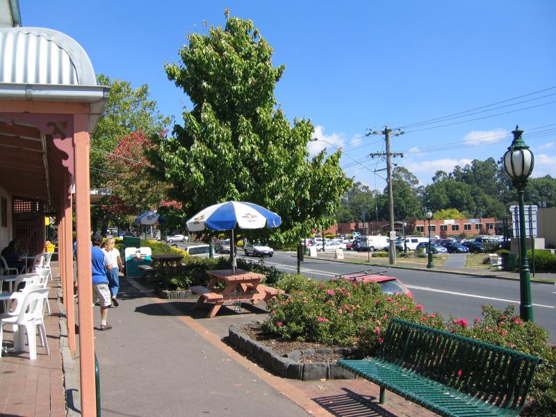 Healesville - Shops and commercial centre, Nicholson Street west of Badger Creek Road: View west along Nicholson St at Ice Creamery