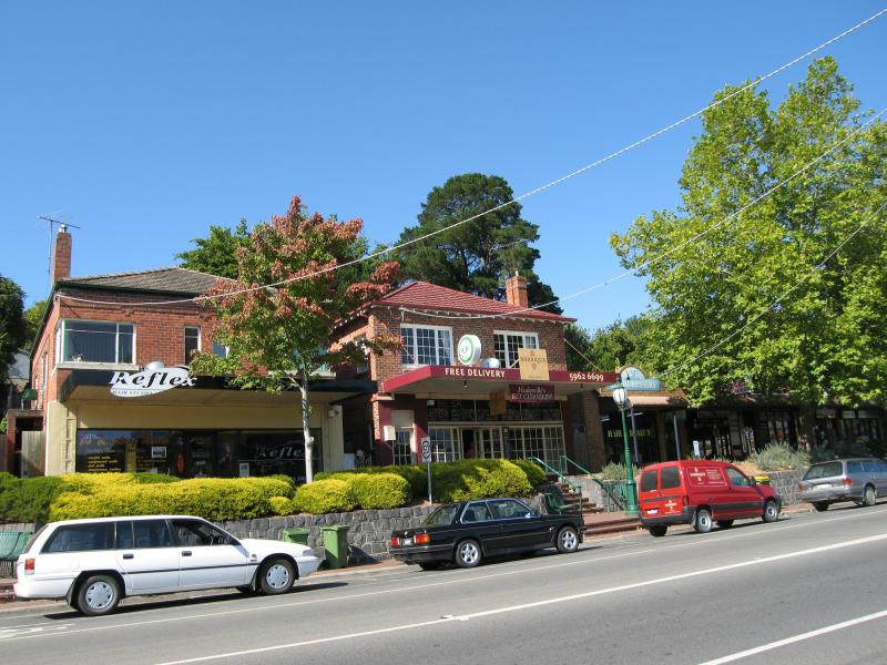 Healesville - Shops and commercial centre, Nicholson Street west of Badger Creek Road: View south across Nicholson St opposite Healesville Walk Shopping Centre