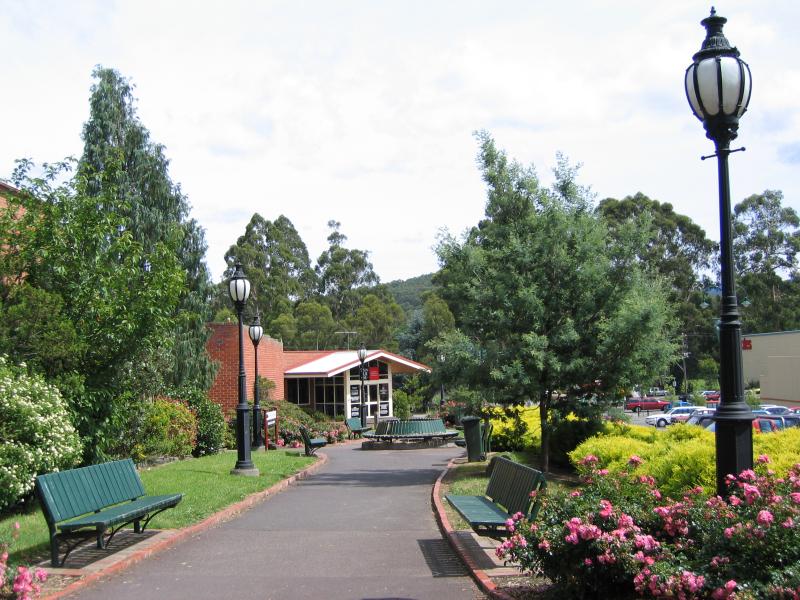 Healesville - Shops and commercial centre, Nicholson Street west of Badger Creek Road: Walkway to Swinburne Tafe