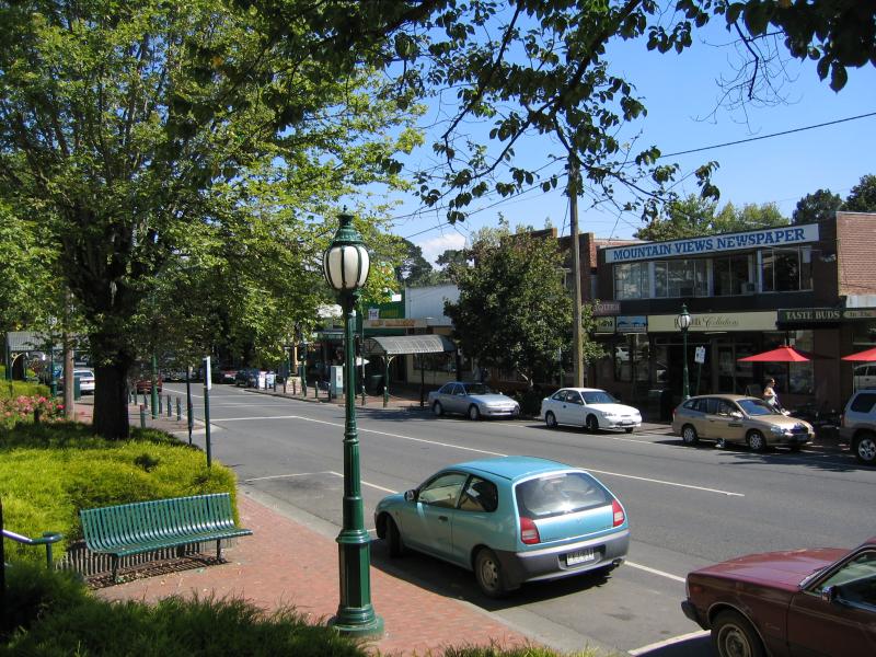 Healesville - Shops and commercial centre, Nicholson Street west of Badger Creek Road: View west along Nicholson St towards pedestrian crossing