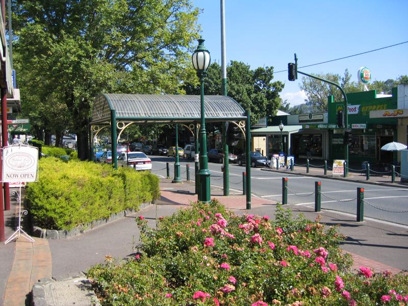 Healesville - Shops and commercial centre, Nicholson Street west of Badger Creek Road: View west along Nicholson St at pedestrian crossing