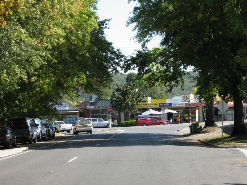 Healesville - Shops and commercial centre, Maroondah Highway east of Badger Creek Road: View north along Don Rd towards Maroondah Hwy