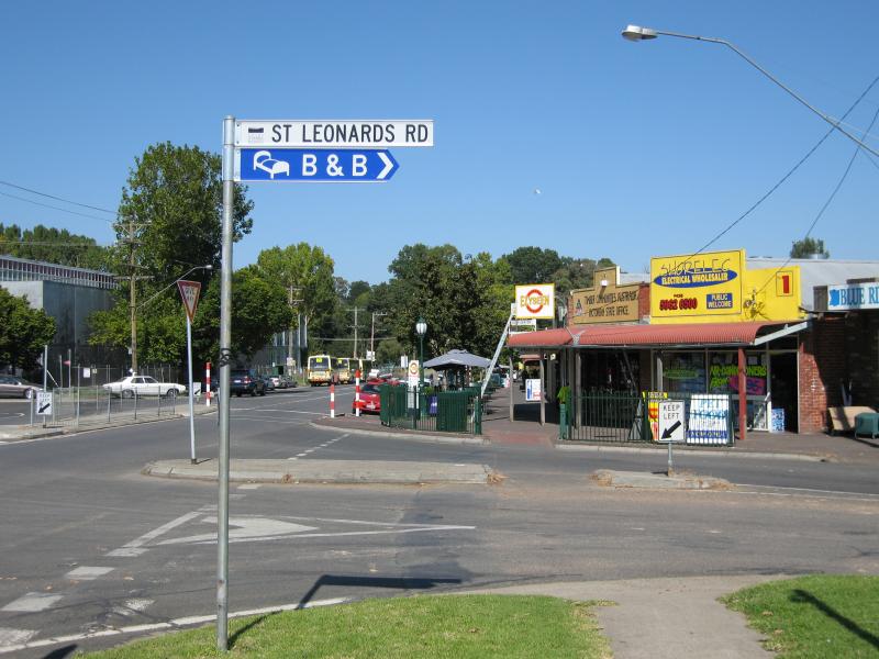 Healesville - Shops and commercial centre, Maroondah Highway east of Badger Creek Road: View west along Maroondah Hwy at St Leonards Rd