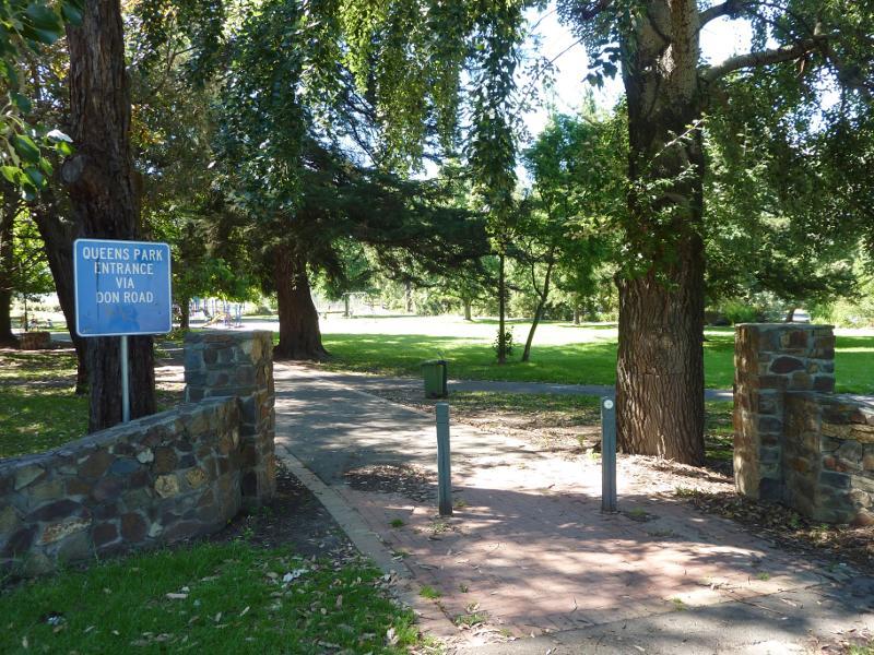 Healesville - Queens Park: Pedestrian entrance on Nicholson St