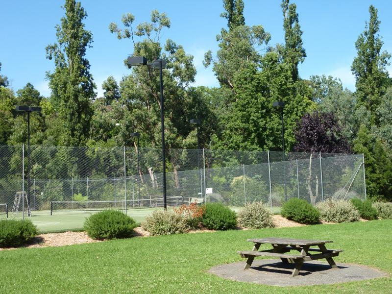 Healesville - Queens Park: Tennis courts