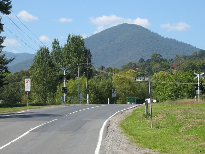 Healesville - Kinglake Road: View east along Kinglake Rd towards River St