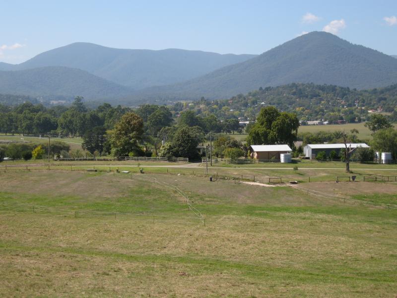 Healesville - Yarra Glen Road: View east, Yarra Glen Rd west of Mount Vue Rd
