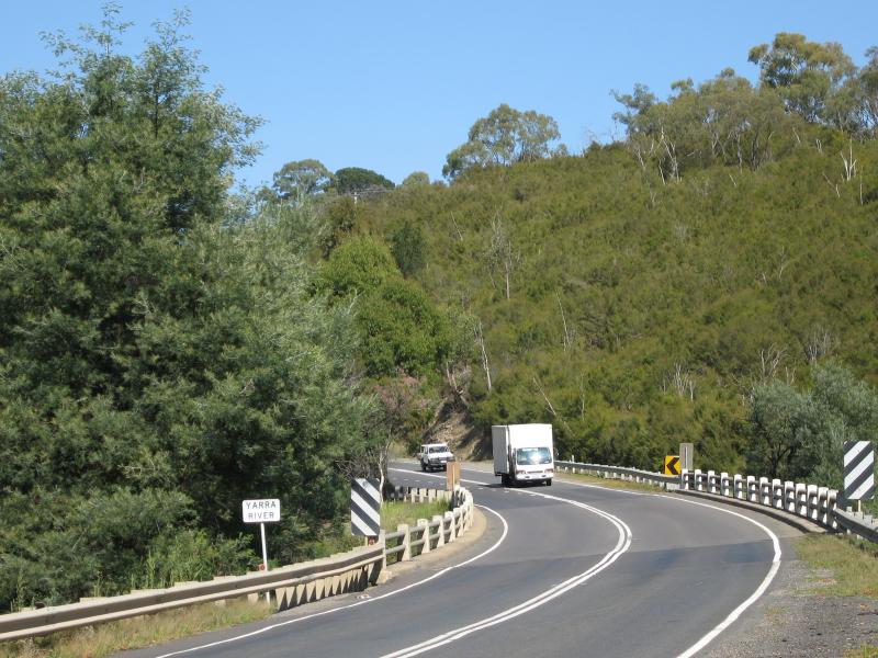 Healesville - Everard Park, Maroondah Highway at Yarra River: View west along Maroondah Hwy towards bridge over Yarra River