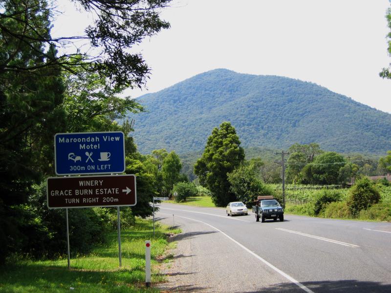 Healesville - Maroondah Highway through Healesville: View east along Maroondah Hwy towards Wallace Pde