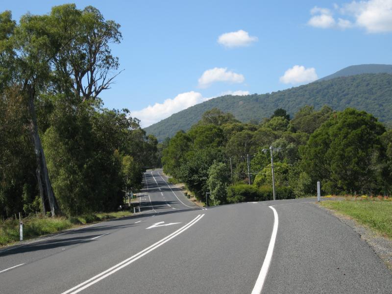 Healesville - Maroondah Highway through Healesville: View east along Maroondah Hwy towards McKenzie Av