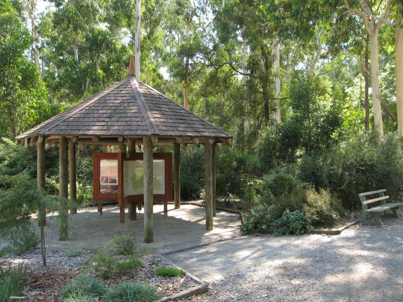 Healesville - Maroondah Reservoir: Information shelter at main car park