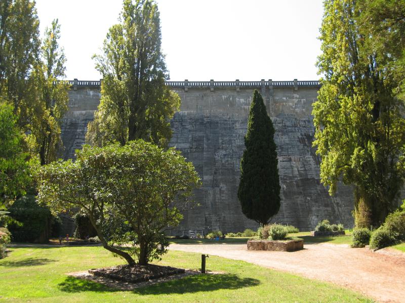 Healesville - Maroondah Reservoir: View through gardens towards dam wall