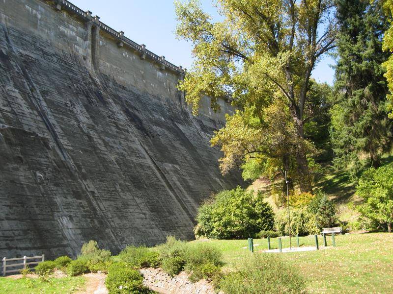 Healesville - Maroondah Reservoir: View along base of dam wall