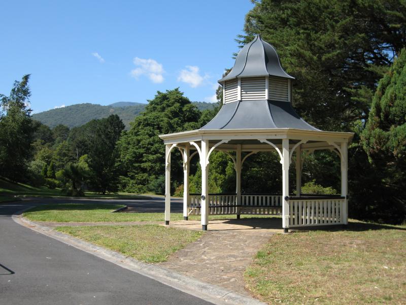 Healesville - Maroondah Reservoir: Rotunda at top of dam wall