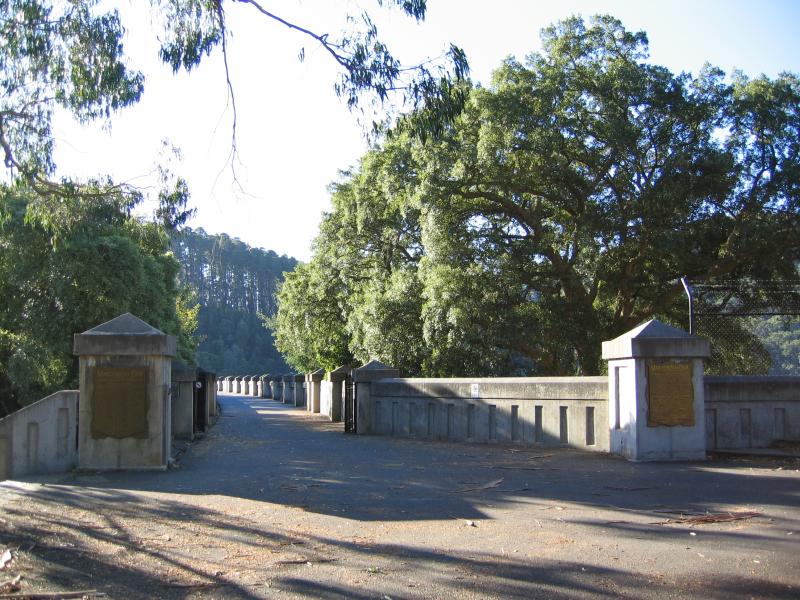 Healesville - Maroondah Reservoir: Entrance to walkaway along top of dam wall