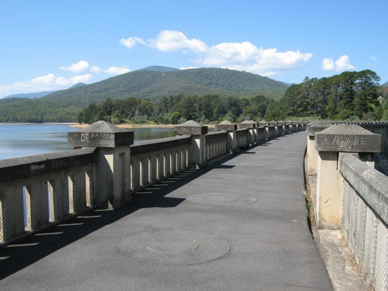 Healesville - Maroondah Reservoir: View along walkway on top of dam wall