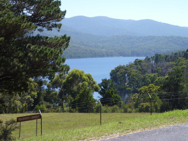 Healesville - Selovers Scenic Lookout, Maroondah Highway: View towards Maroondah Reservoir