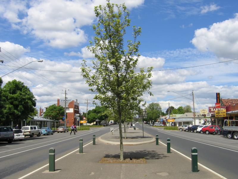 Heathcote - Shops and commercial centre, High Street: View south-east along High St towards Barrack St