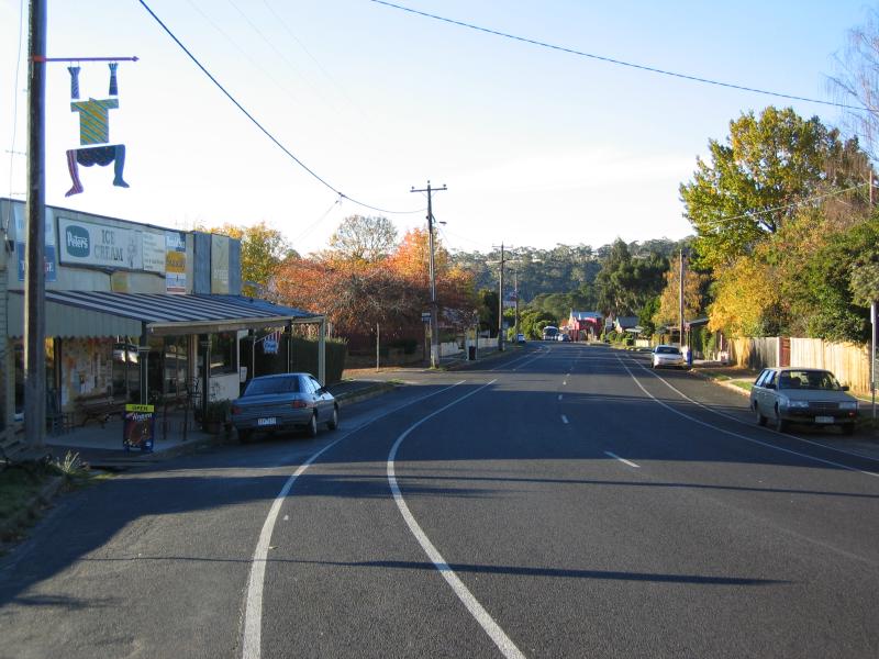 Hepburn Springs - Commercial centre and shops: View north along Hepburn Springs Rd between Seventh St and Eighth Street