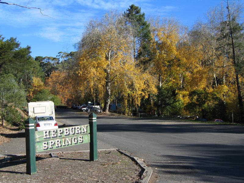 Hepburn Springs - Mineral Springs Reserve: Entrance to Mineral Springs Reserve, Mineral Springs Crescent