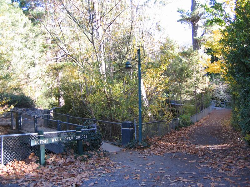 Hepburn Springs - Mineral Springs Reserve: Start of scenic walk over bridge near Pavilion Cafe