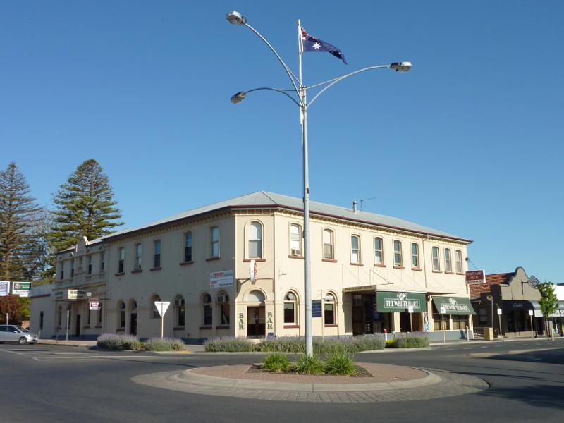 Horsham - Shops and commercial Centre, Firebrace Street and adjoining streets: The White Hart Hotel, corner Firebrace St and Roberts Av