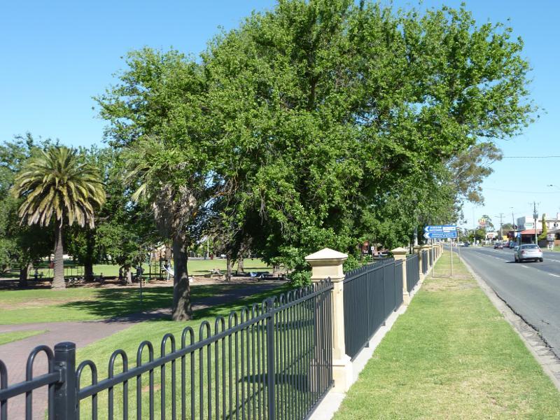Horsham - May Park: View north-west along edge of park fronting Dimboola Rd
