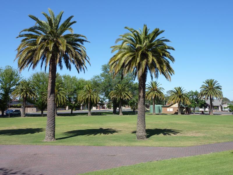 Horsham - May Park: Southerly view through park
