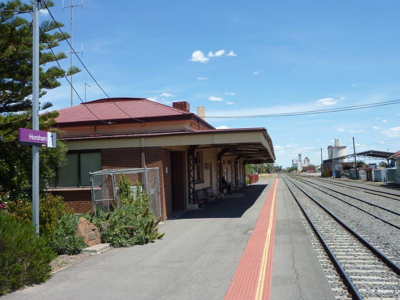 Horsham - Railway station, Railway Avenue: View west along platform