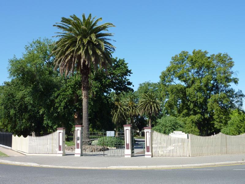 Horsham - Horsham Botanic Gardens: Main entrance, corner Firebrace St and Baker St