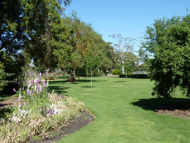 Horsham - Horsham Botanic Gardens: Lawns