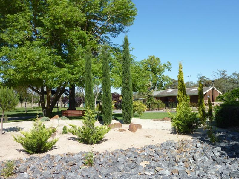 Horsham - Horsham Botanic Gardens: Garden near toilets