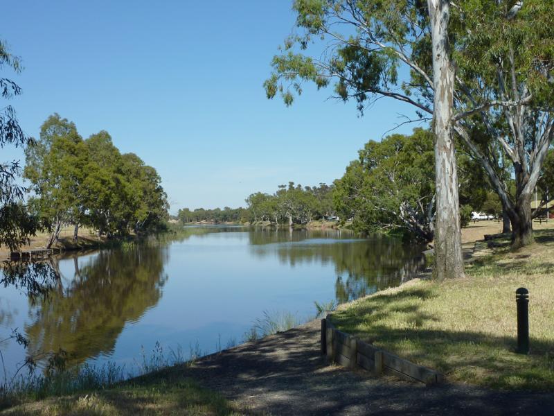 Horsham - Northern bank of Wimmera River between Stawell Road and Firebrace Street: View west along river