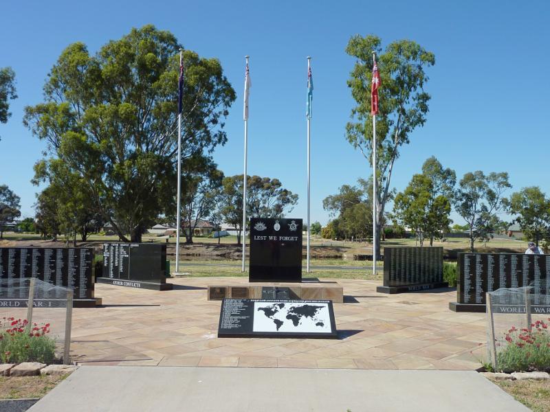 Horsham - Northern bank of Wimmera River between Stawell Road and Firebrace Street: War memorial