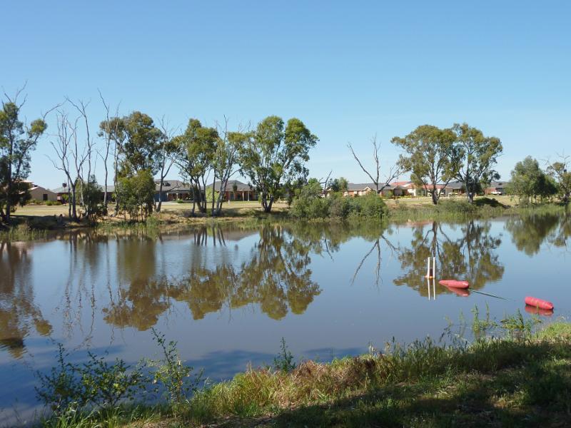 Horsham - Wimmera River at southern end of Firebrace Street - View south across river