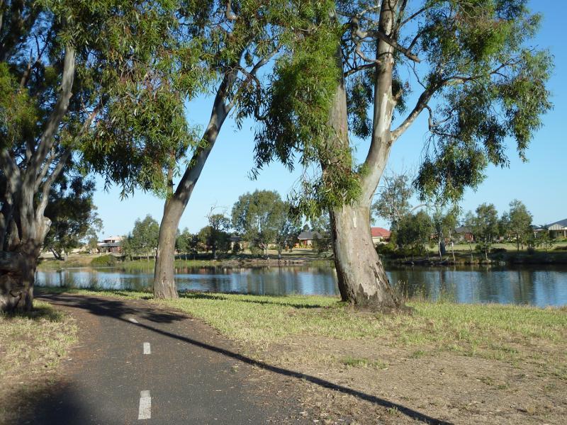 Horsham - Wimmera River at southern end of Eastgate Drive: Pathway along river