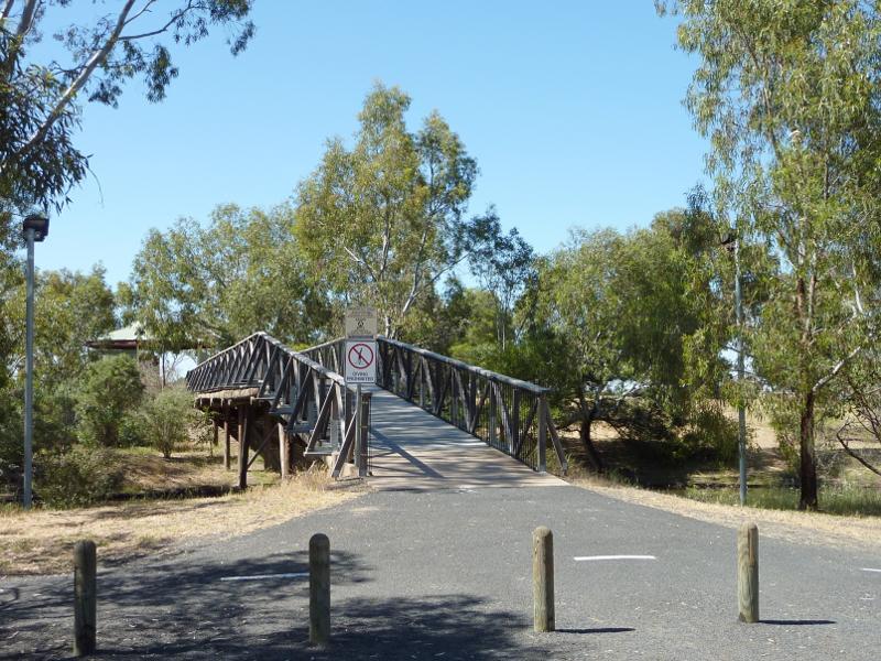 Horsham - Wimmera River at Apex Island: Footbridge to Apex Island