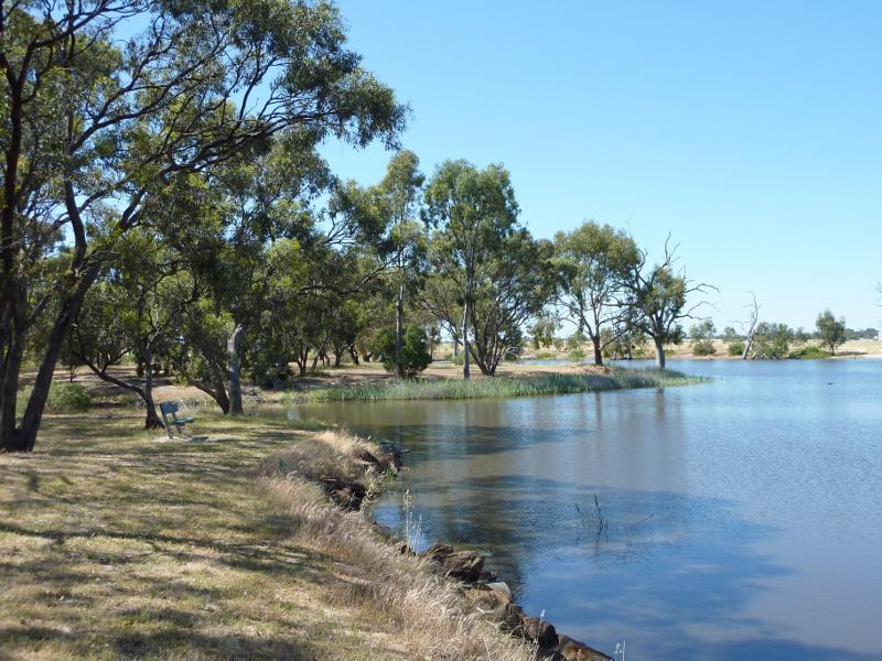 Horsham - Wimmera River at Boat Haven and River Park, Barnes Boulevard: View west along river towards Apex Island